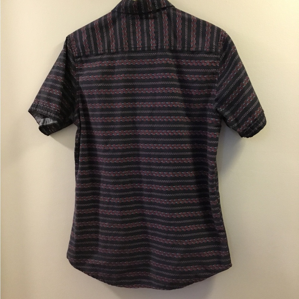 Broken Threads short sleeve button down shirt Men’s size small - Picture 9 of 9